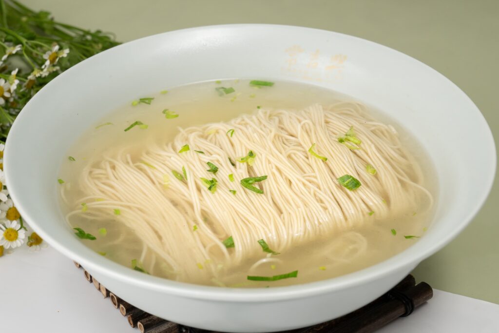 Noodles in brodo nella ciotola di Xin Noodles